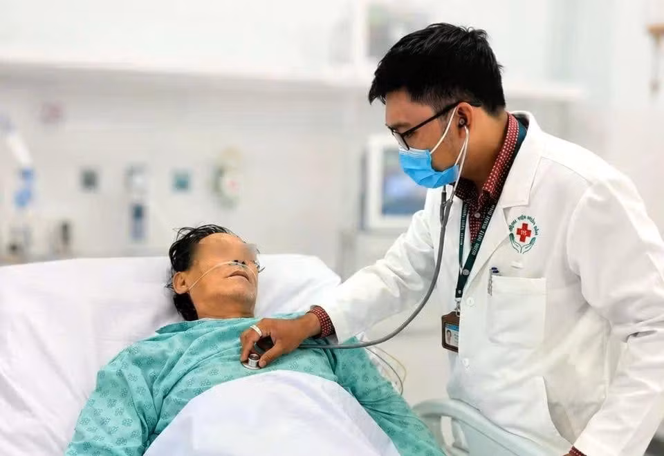 Sau khi được điều trị, người bệnh không còn phải phụ thuộc máy thở, có thể nghe hiểu và giao tiếp với bác sĩ. Ảnh: BVCC