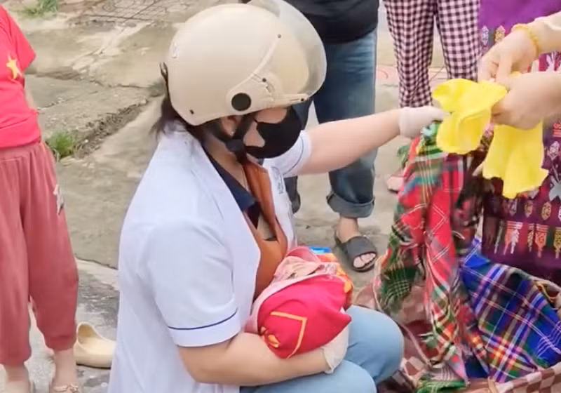 Trạm trưởng y tế xã Mường Xén cùng các cán bộ Trung tâm Y tế Kỳ Sơn đỡ đẻ thành công cho sản phụ "đẻ rơi" con giữa đường.