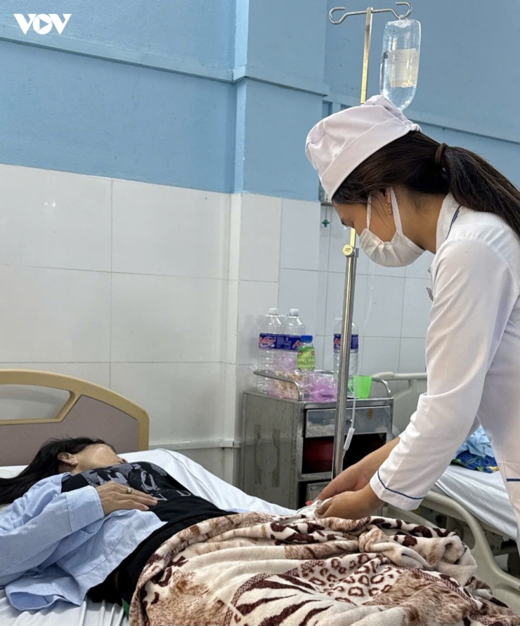 1787668643-662fcdfac7-ngo-doc-banh-mi-gia-lai-width740height892 Tới 15 giờ ngày 25/8, đã có 105 người nhập viện vời các triệu chứng của ngộ độc thực phẩm.