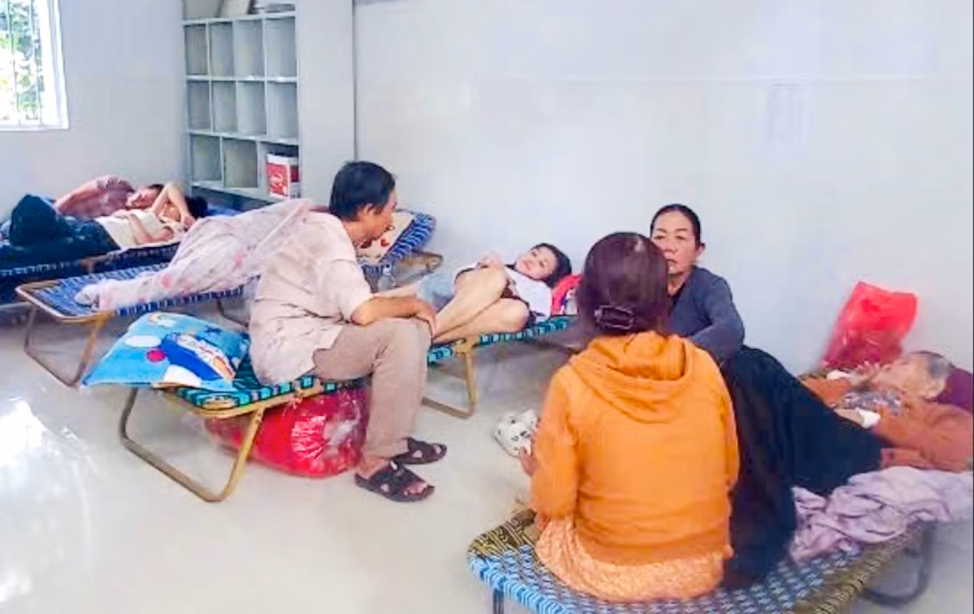 Các bệnh nhân nghi bị ngộ độc đang được theo dõi, điều trị.