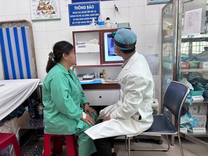 ThS.BS.CKII Nguyễn Quang Tú thăm khám, tư vấn cho người bệnh sau phẫu thuật. Ảnh: BV cung cấp.