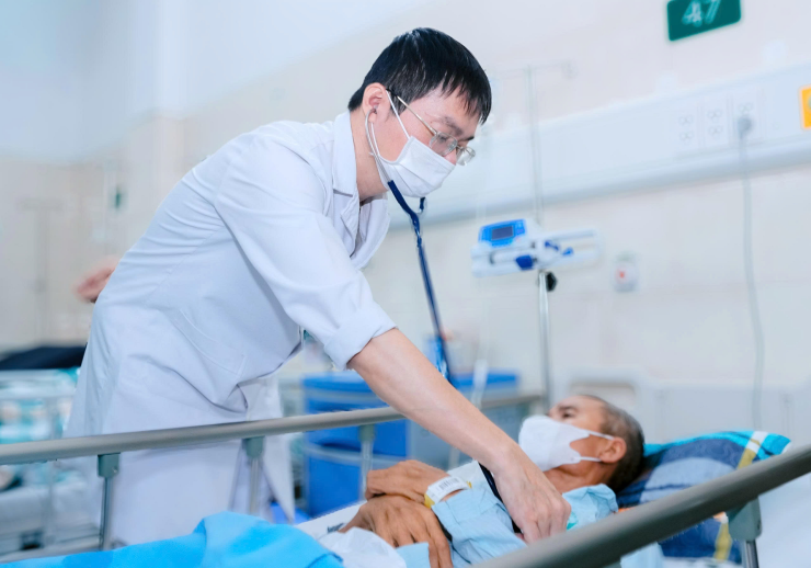 TS, bác sĩ Nguyễn Hữu Trường thăm khám cho bệnh nhân đang điều trị tại Trung tâm Dị ứng miễn dịch lâm sàng, Bệnh viện Bạch Mai. Ảnh BVCC