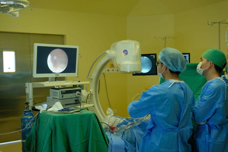 Ê-kíp phẫu thuật nội soi cho bệnh nhi. Ảnh: BVCC