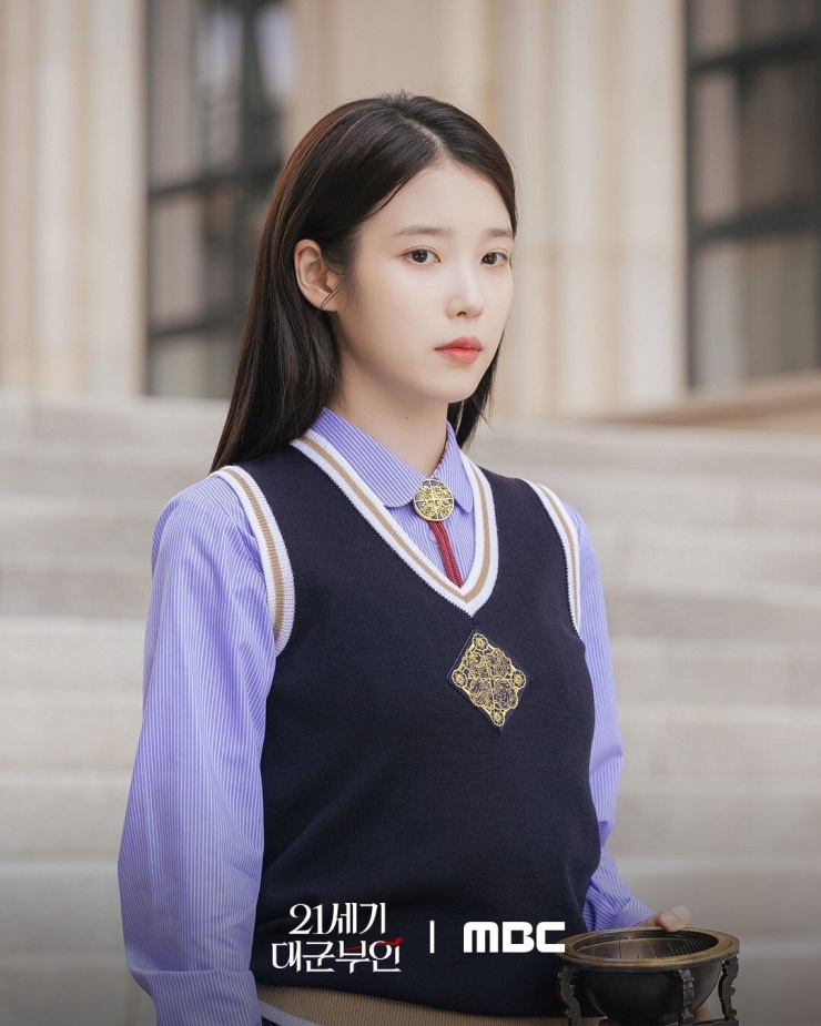 1788502367-176f963e0b-iu-2-45595-1-9489-6845-6621-width740height925 IU trong phim mới Perfect Crown. Ảnh: MBC