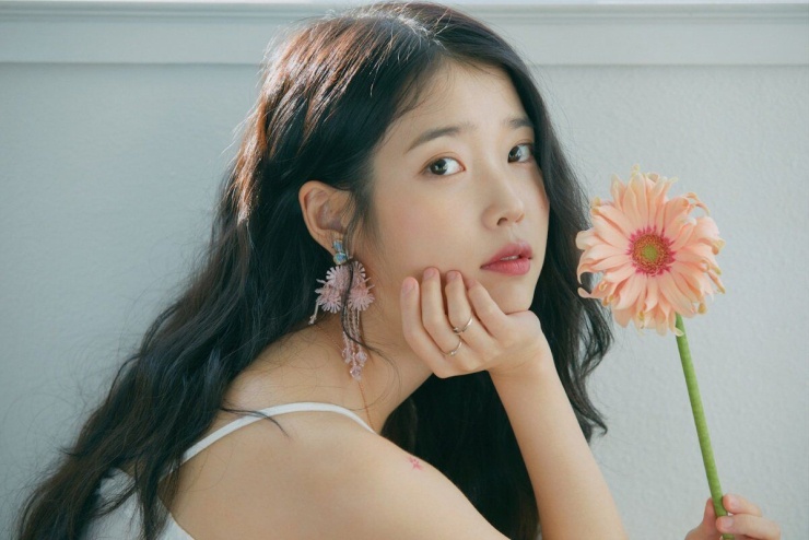 1788502367-269c4272fc-iu-capa-6445-7617-6621-width740height494 Bên cạnh nhan sắc, IU còn gây chú ý với những bí quyết chăm sóc da, đặc biệt là thói quen làm sạch và dưỡng ẩm. Ảnh: Soompi