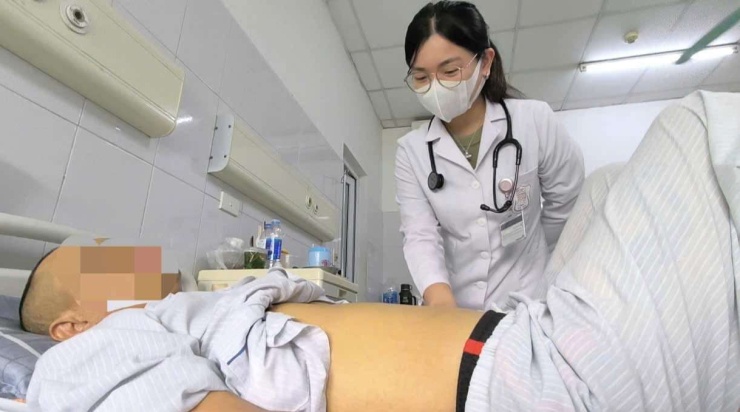 Bệnh nhân với làn da vàng như ghệ sau 1,5 tháng tự uống thuốc bắc không rõ nguồn gốc chữa đau dạ dày. Ảnh BVCC