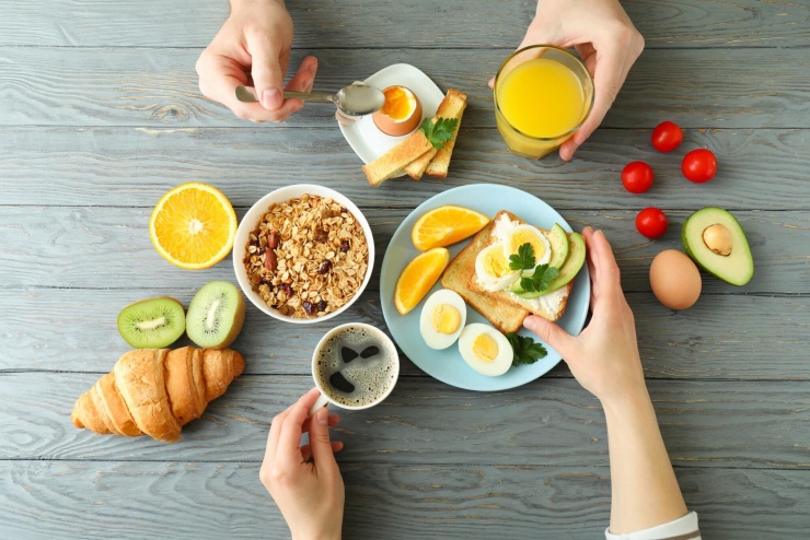 Thêm trứng vào bữa sáng là cách đơn giản để bổ sung protein, giúp bữa ăn cân bằng hơn và hỗ trợ duy trì cơ bắp khi tuổi tăng. Ảnh: Atlas Studio