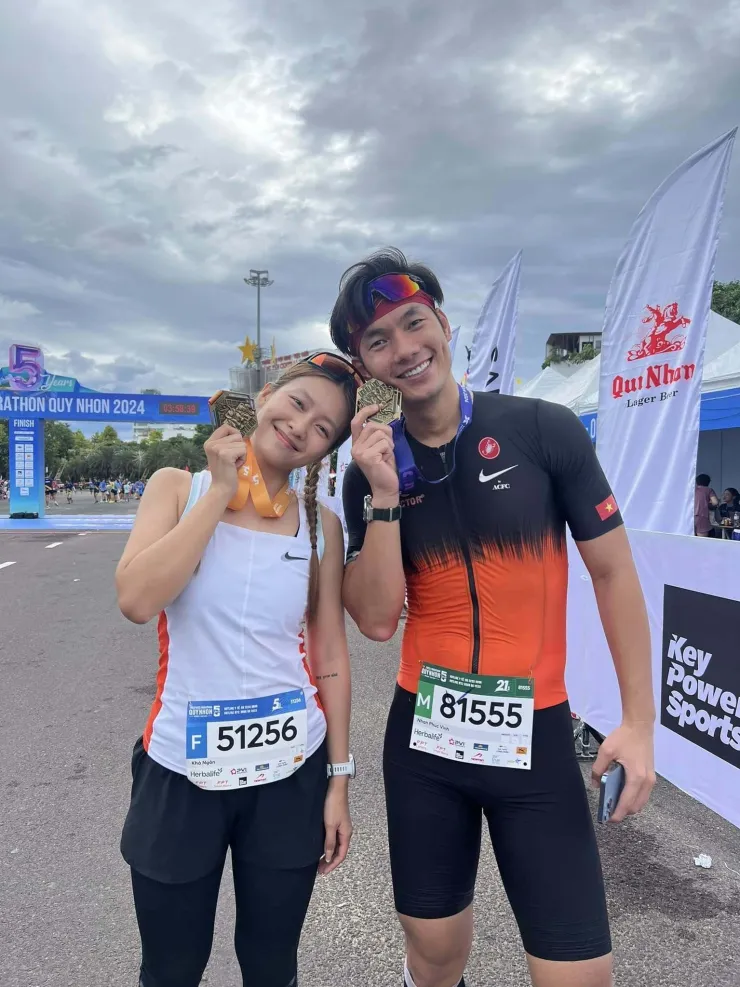 1788652019-e174a82292-kha-ngan-nhan-phuc-vinh-11-178-6034-3419-7253-width740height987 Khả Ngân và Nhan Phúc Vinh cùng tham gia một giải marathon ở Quy Nhơn. Khả Ngân chọn cự ly 5 km trong khi Nhan Phúc Vinh chinh phục đường chạy 21 km.