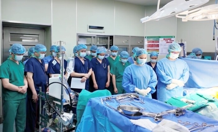 Phút tri ân trước nghĩa cử cao đẹp của người hiến tạng và gia đình. (Ảnh: BVCC)
