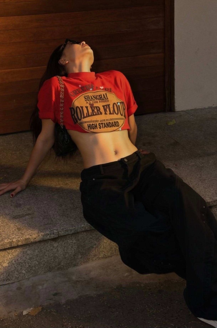 Trà Ngọc Hằng tự tin khoe eo săn chắc với áo crop top.