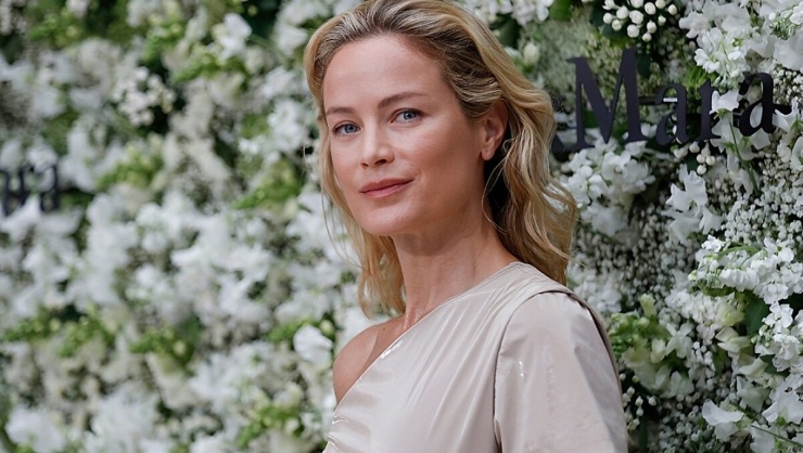 1789086914-77c80f1071-2-2959-4630-3505-width740height418 Ở tuổi 53, Carolyn Murphy vẫn gây ấn tượng với làn da căng mịn, tươi tắn và vẻ đẹp tự nhiên, cho thấy sức hút của một nhan sắc được chăm sóc đều đặn qua thời gian. Ảnh: Harper’s Bazaar