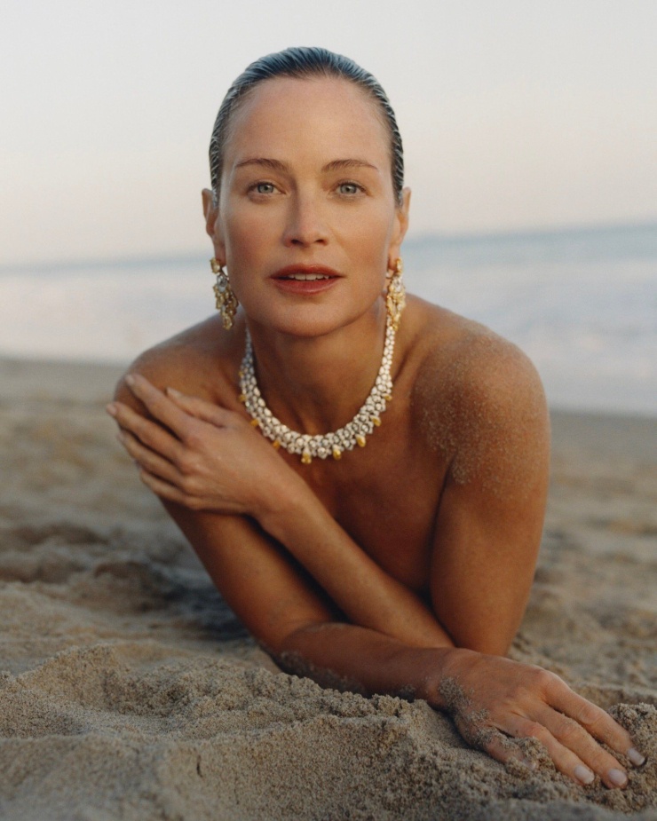 1789086914-b214713f99-4-3242-3254-3505-width740height925 Carolyn Murphy nhìn nhận lão hóa như một phần tự nhiên của cuộc sống, thay vì cố gắng chống lại tuổi tác, cô chọn cách trân trọng vẻ đẹp và những thay đổi của cơ thể theo thời gian. Ảnh: Graff High Jewelry