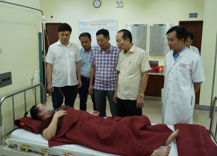 1789182854-e636951e1c-629_605_7_n-0644-width740height534 Lãnh đạo TP.Huế thăm hỏi, động viên các công nhân đang điều trị tại Bệnh viện Trung ương Huế cơ sở 2 nghi do ngộ độc thực phẩm. Ảnh: N.M.