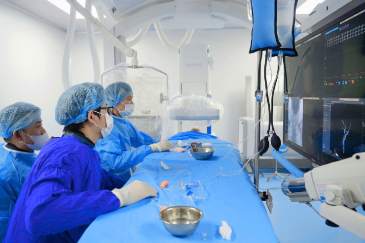 1789198400-22f73e49d1-tac-mach-mau-2-0157-width740height494 Các bác sĩ can thiệp cho bệnh nhân. Ảnh BVCC