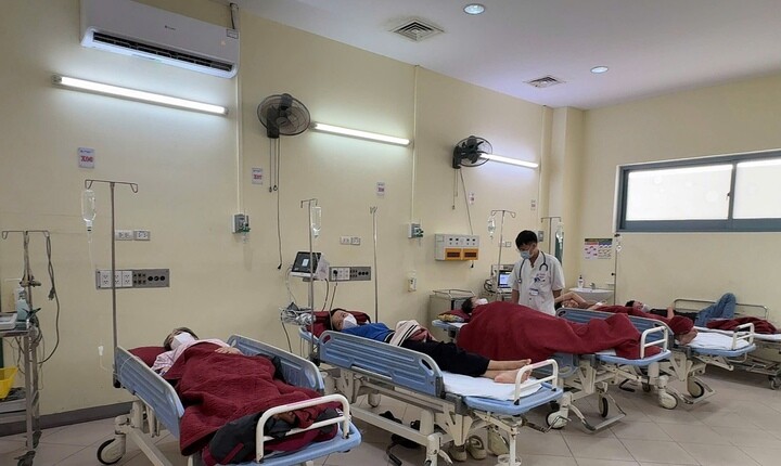 1789257964-cdf33b8781-ngo-doc-hue-2-30-width720height430 Một số ca nghi ngộ độc đang được theo dõi, điều trị tại Bệnh viện Trung ương Huế cơ sở 2.
