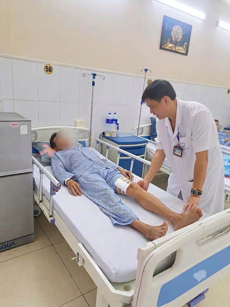 1789277776-6d7b521843-dau-1-0044-width740height989 Bệnh nhân nhập viện trong tình đau buốt cẳng bàn chân trái, tê bì kèm lạnh chân đột ngột, giảm cảm giác vận động. (Bác sĩ thăm khám cho bệnh nhân. Ảnh: BVCC)