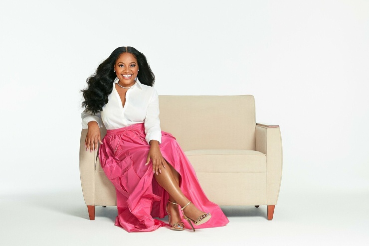 1789369609-932ea08e28-sherrishepherdpinkskirtseated-8043-9811-4771-width740height494 Sau khi giảm 23 kg, Sherri Shepherd ở tuổi 59 khiến nhiều người bất ngờ với vóc dáng thon gọn, săn chắc và diện mạo trẻ trung hơn.