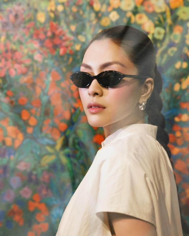 Chuyên gia trang điểm chọn màu son môi không quá nổi bật, song tập trung vào độ bóng, tạo hiệu ứng căng mọng tự nhiên.