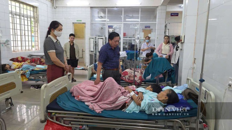 1789452236-6a75286f75-ngo-doc-banh-mi-o-quang-tri-o-tiem-moi-khai-truongjpg-3-0954-width740height417 Lãnh đạo xã Cam Lộ, tỉnh Quảng Trị thăm hỏi các bệnh nhân nghi bị ngộ độc sau khi ăn bánh mì. Ảnh: Ngọc Vũ.