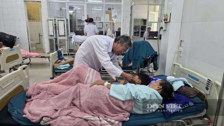 1789452237-b43ee27991-ngo-doc-banh-mi-o-quang-tri-o-tiem-moi-khai-truong-0956-width740height417 Bác sĩ Bệnh viện Đa khoa khu vực Cam Lộ chăm sóc cho những người nghi bị ngộ độc sau khi ăn bánh mì. Ảnh: Ngọc Vũ.
