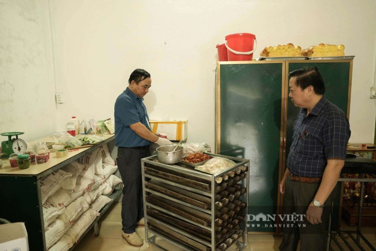 1789452237-da6d10ce31-ngo-doc-banh-mi-o-quang-tri-o-tiem-moi-khai-truongjpg-6-0957-width740height494 Cơ quan chức năng lấy mẫu xét nghiệm tại tiệm bánh mì nghi gây ngộ độc thức ăn. Ảnh: Ngọc Vũ.