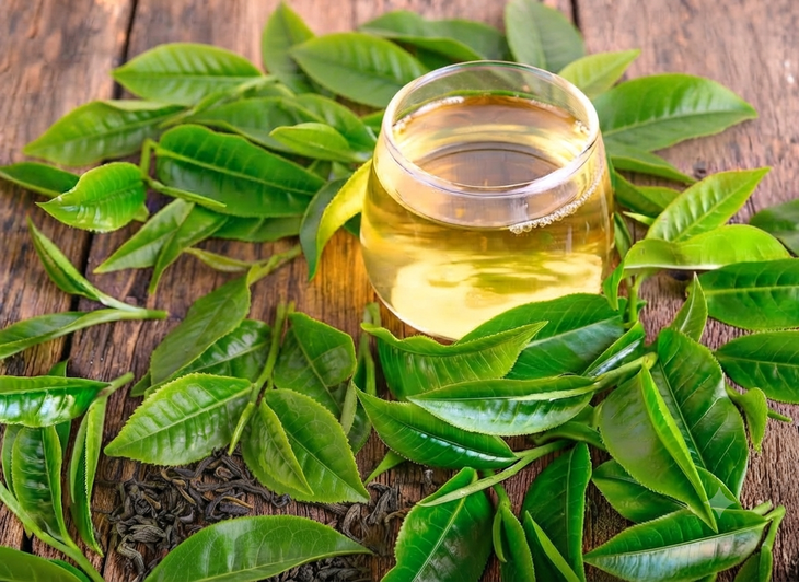 Uống trà xanh đúng cách có thể hỗ trợ giảm đau dạ dày. Ảnh minh họa AI