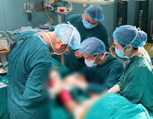 Các bác sĩ phẫu thuật cho bệnh nhân. Ảnh: BVCC. 