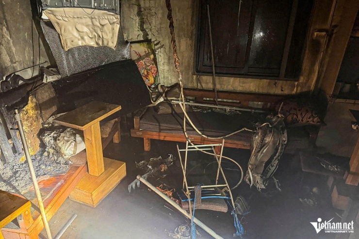 1789543071-d0efb0ee69-chay-nha-4-tang-1368-width740height494 Bên trong ngôi nhà bị cháy, nhiều vật dụng đã bị cháy xém, hư hỏng. Ảnh: Đình Hiếu