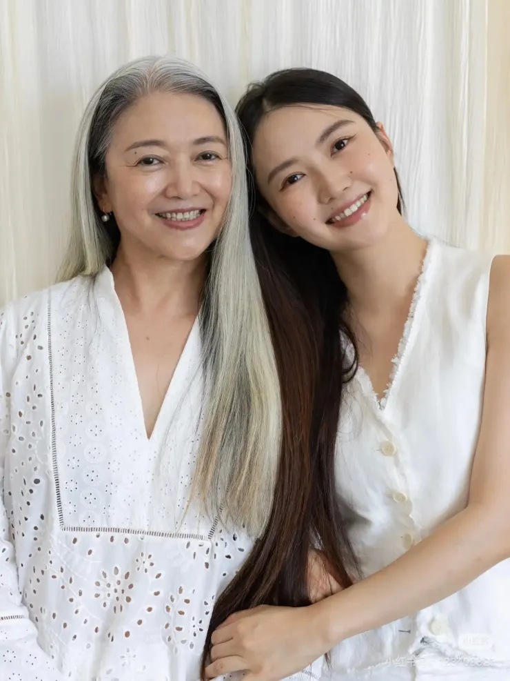 Nhờ lời khuyên của con gái, bà Hong dần từ bỏ nhuộm tóc, để tóc bạc tự nhiên.