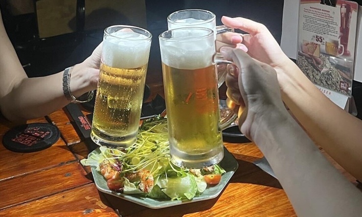 Cồn trong rượu, bia cần thời gian để cơ thể, chủ yếu là gan, chuyển hóa và đào thải. Ảnh minh họa: Anh Ngọc