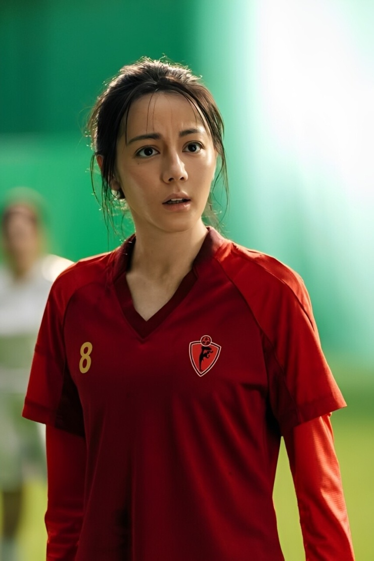 1789706314-7de2dfd45f-2-8978-6460-9695-width740height1111 Theo Sina, vai diễn trong Kung Fu Female Football yêu cầu hình ảnh khác với phong cách thường thấy của Địch Lệ Nhiệt Ba. Ảnh: Weibo Nhiệt Ba Gia Hành Studio