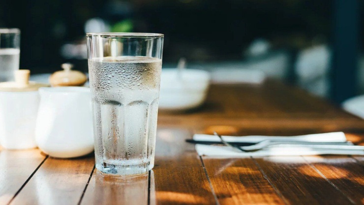 1789706475-8113a8e7a3-glass-drinking-water-1296x728-4549-9973-5551-width740height416 Uống một cốc nước trước khi tìm đồ ăn vặt giúp phụ nữ nhận biết rõ hơn cảm giác đói thật sự, đồng thời hạn chế thói quen ăn theo cảm xúc sau một ngày bận rộn. Ảnh: Healthline