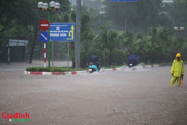 Mưa lớn khiến nhiều khu vực tại Hà Nội ngập sâu. Ảnh: Trung Sơn. 