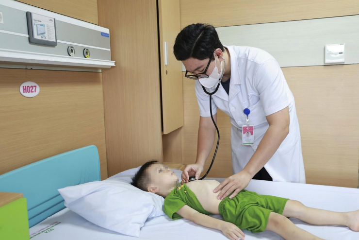 Bác sĩ khám cho bệnh nhân. Ảnh BCC