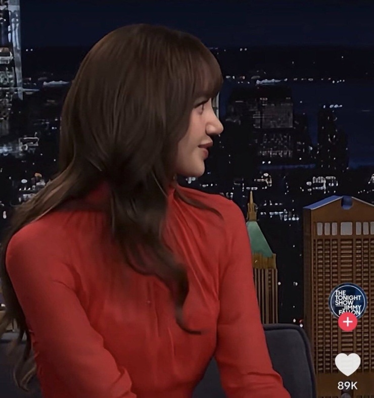 1789952864-a79e9ea204-lisa-6302-8209-7840-width740height788 Lisa trên The Tonight Show Starring Jimmy Fallon, phát sóng ngày 17/9. Ảnh: NBC