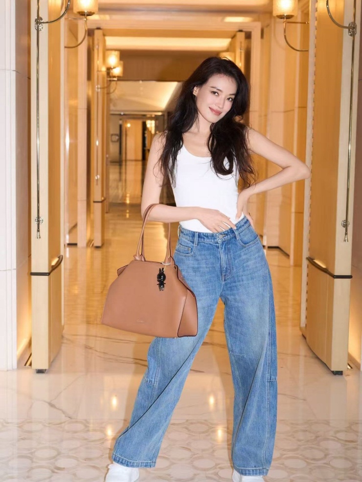 1790233605-50b6206ebd-sqwhat-2680-6904-3252-1693-width740height987 Sắc vóc Thư Kỳ ở tuổi ngũ tuần.