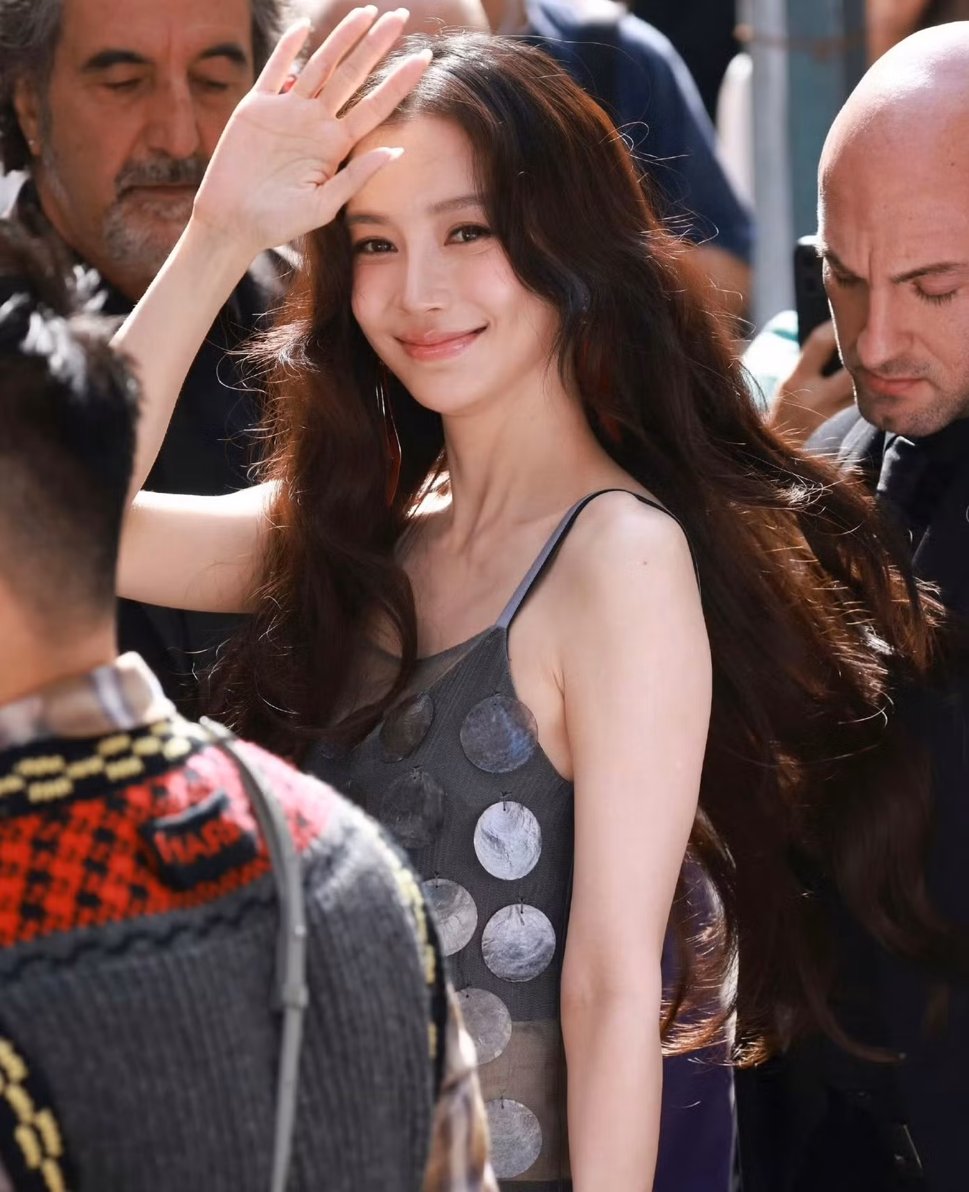 Angelababy xuất hiện tại show diễn Marni trong khuôn khổ Tuần lễ thời trang Milan, Italia. Nữ nghệ sĩ thu hút ánh nhìn nhờ ngoại hình trẻ trung, gợi cảm, phong thái tự tin thanh lịch. Angelababy bị cấm phát ngôn và hạn chế hoạt động từ tháng 11/2023 do vướng tranh cãi đi xem buổi biểu diễn thoát y của Lisa (Blackpink) tại CLB Crazy Horse ở Paris, Pháp. Từ đó đến nay, nữ diễn viên vẫn nhận được lời mời chụp ảnh bìa tạp chí, tham dự sự kiện. Tuy nhiên, không còn dự án nào mời cô đóng phim.