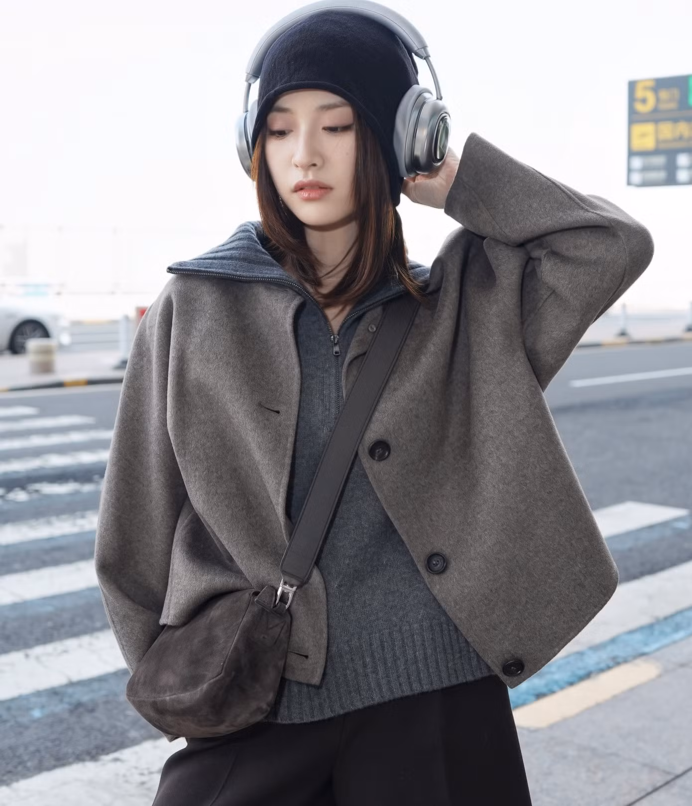 Thẩm Nguyệt nhận lời mời tham dự show thời trang Xuân Hè 2027 của thương hiệu Max Mara. Nữ diễn viên được khen ngợi với phong cách cổ điển. Thẩm Nguyệt thường bị chê không hợp với thời trang cao cấp, tuy nhiên màn xuất hiện của cô tại Tuần lễ thời trang Milan lần này nhận được nhiều lời khen ngợi của khán giả.
