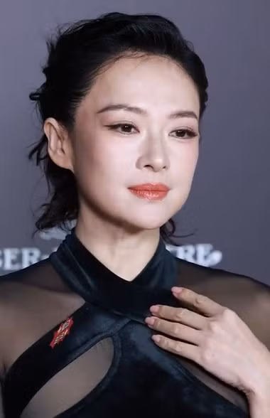 Chương Tử Di từng được khen ngợi là "gương mặt điện ảnh đẹp nhất Trung Quốc", vì vậy khán giả lo lắng cô mắc sai lầm đụng chạm dao kéo trên gương mặt.