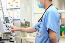 Bé 3 tuổi nguy kịch do bị dây mũ áo mắc vào cầu trượt thắt ngang cổ, bác sĩ chỉ ra nguy cơ và cách phòng tránh
