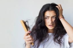 adt1766644026-hairlossqfssufwhz1jdxr4-5899-9970-6__anh_cat_3_2 Vì sao tóc dễ rụng, khô xơ hơn vào mùa đông?