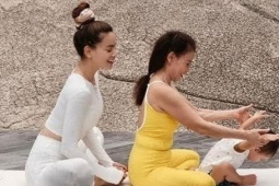adt1769477154-hq720-2-jpeg-4527-2704__anh_cat_3_2 3 thế hệ nhà Hồ Ngọc Hà chung sở thích tập yoga