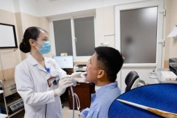 Cố nuốt miếng cơm to để chữa hóc xương, người đàn ông thủng thực quản