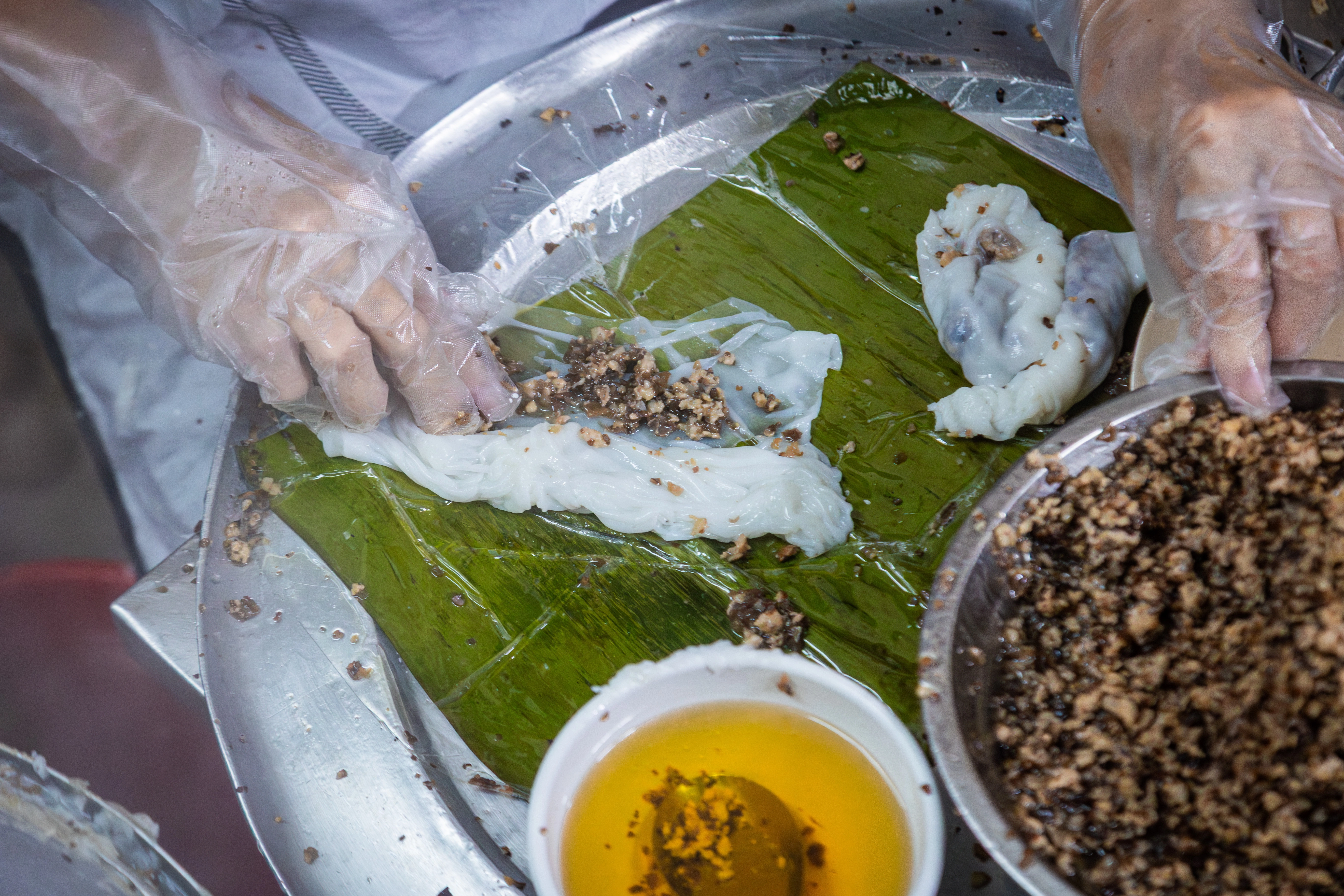 Bên trong quán bánh cuốn bà Xuân