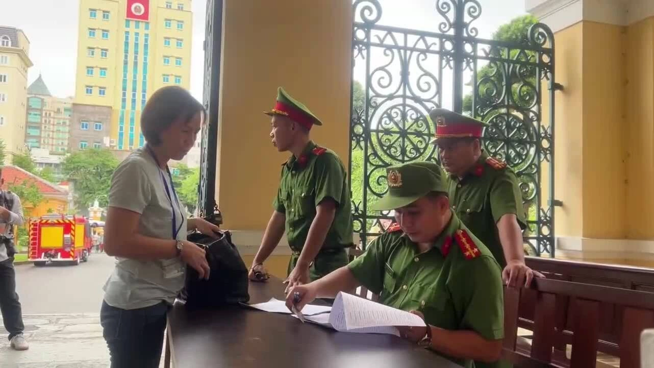 ca-si-chi-dan-co-tien-tu-thien-xin-dieu-chinh-thong-tin-tron-1786934857 Ca sĩ Chi Dân, 'Cô tiên từ thiện' xin điều chỉnh thông tin trong đại án ma túy VN10