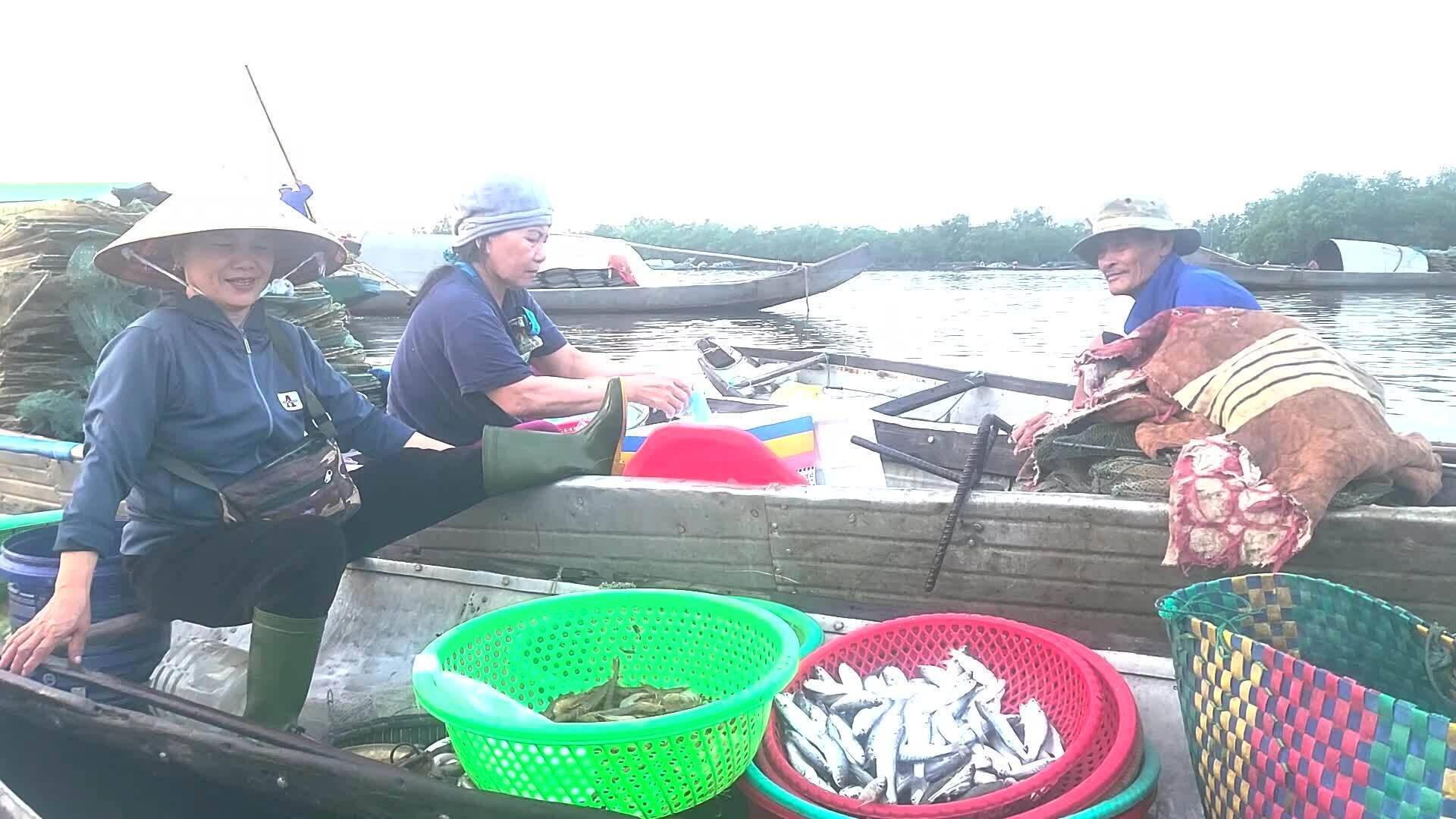 Chợ nổi Ngư Mỹ Thạnh trên phá Tam Giang