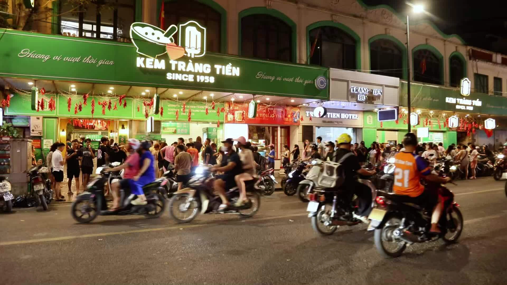 hang-dai-nguoi-dan-du-khach-cho-mua-que-kem-cuoi-cung-tai-so-1788839359 Hàng dài người dân, du khách chờ mua que kem cuối cùng tại số 35 Tràng Tiền, Hà Nội