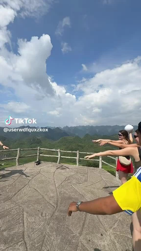Khách Tây cầm mũ bảo hiểm múa điệu 'Việt Nam quê hương tôi'