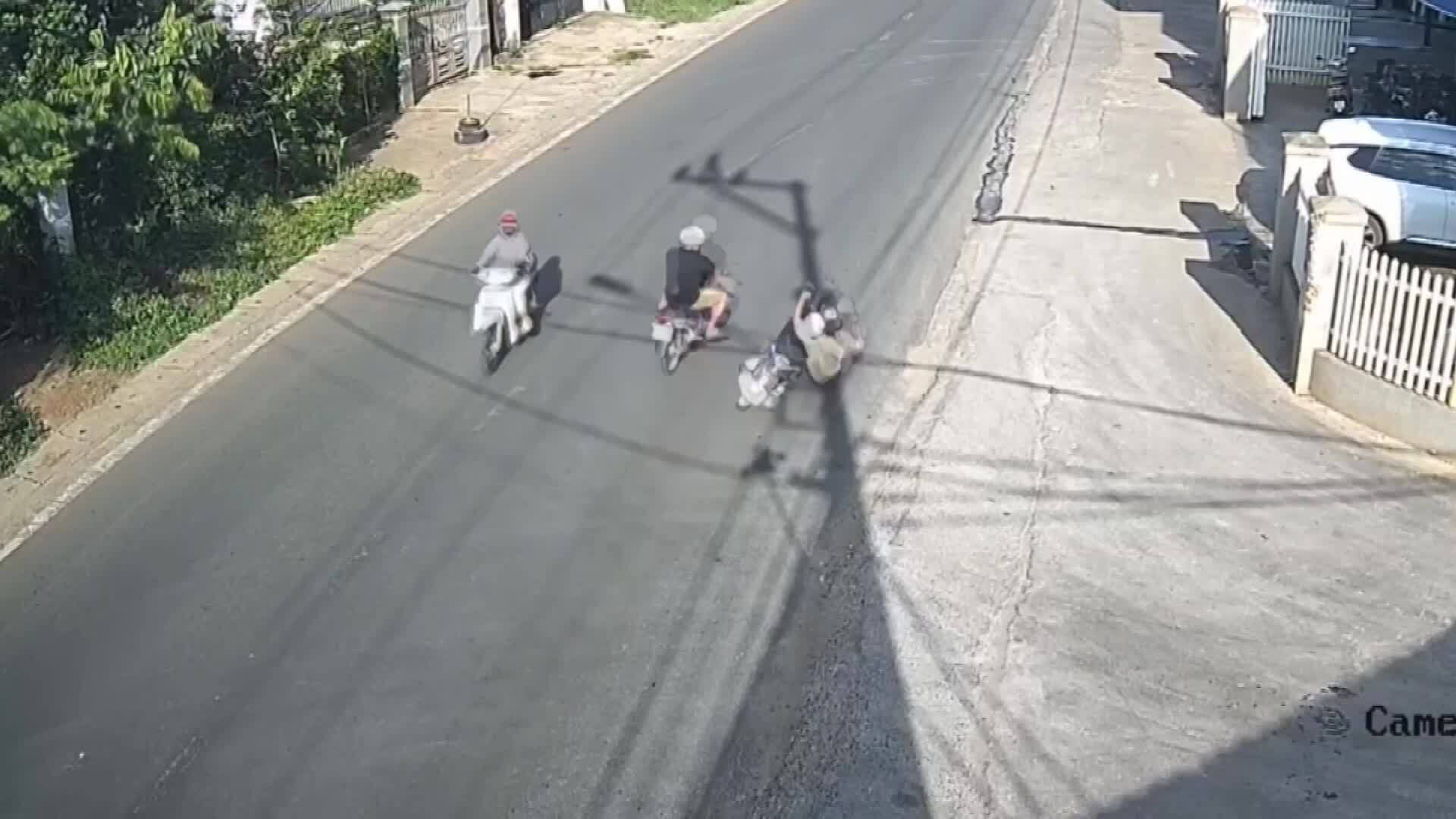 Người đạp ngã chồng cũ của bạn gái bị tạm giữ