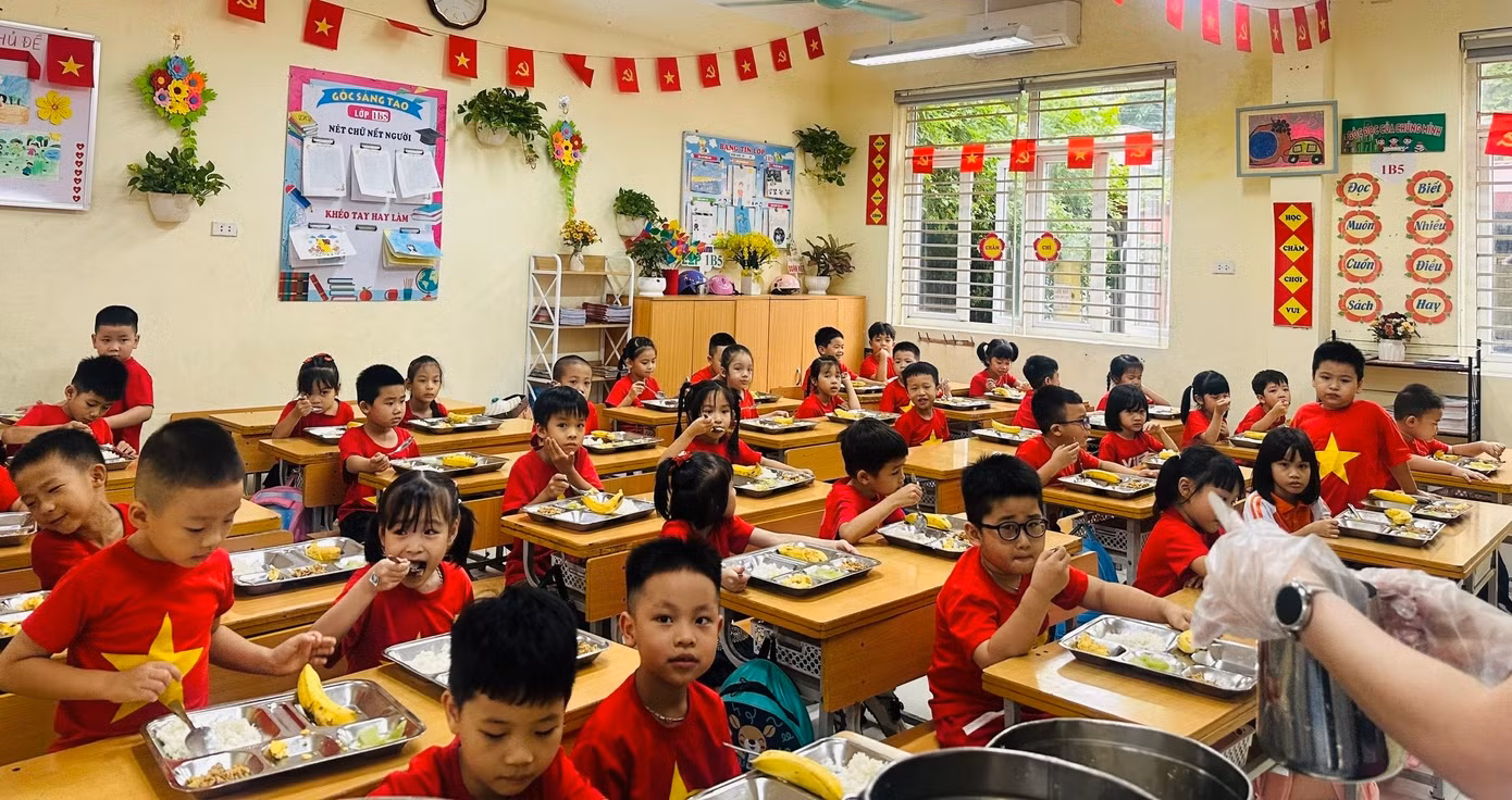 Học sinh Trường Tiểu học Chu Văn An trong bữa ăn bán trú vào tháng 9 năm nay